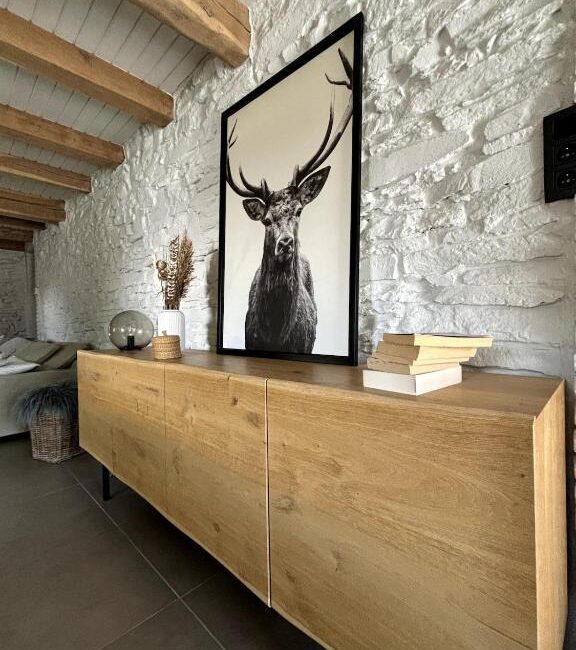 Dressoir avec photo de cerf dans le salon du Cottage Christine