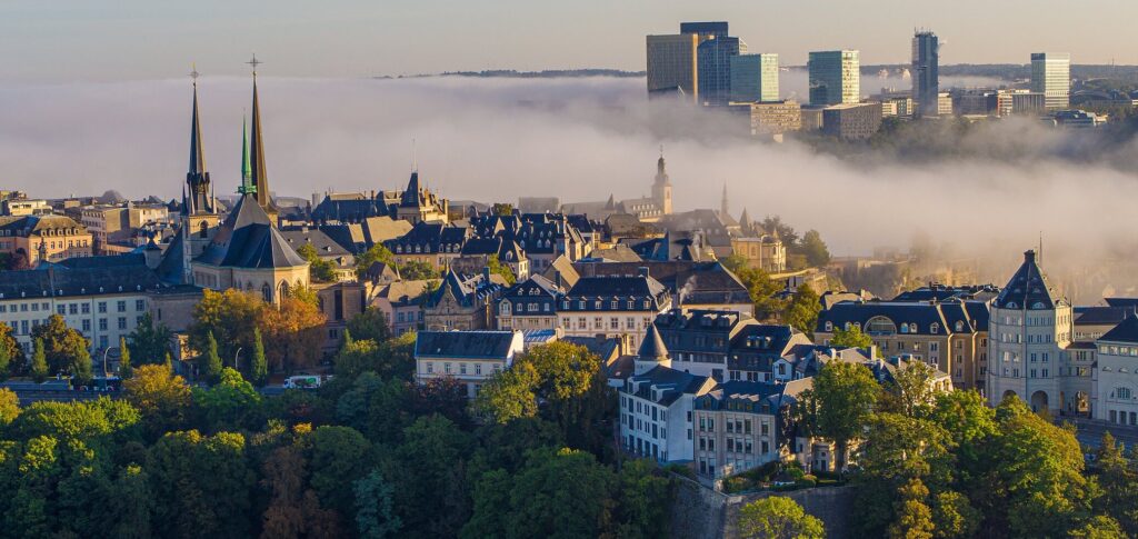 Photo de la ville de Luxembourg que les hôtes de Cottage Christine peuvent visiter après une heure de route