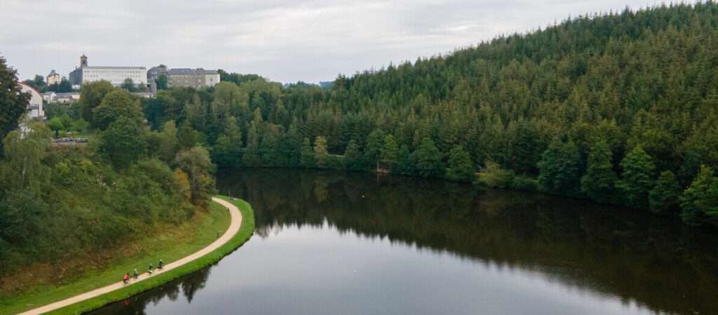 Le lac de Neufchâteau agréablement aménagé pour les visiteurs